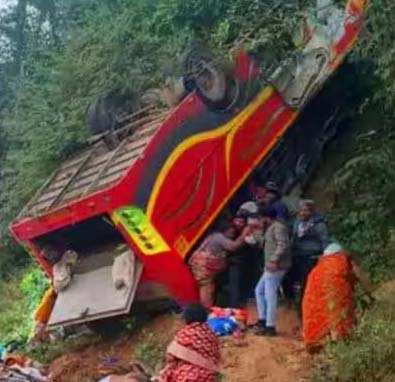 ஆந்திராவில் பள்ளத்தாக்கில்  பஸ் கவிழ்ந்ததில் 15 பேர் பலி